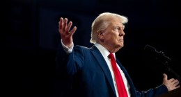 donald trump de braços erguidos
