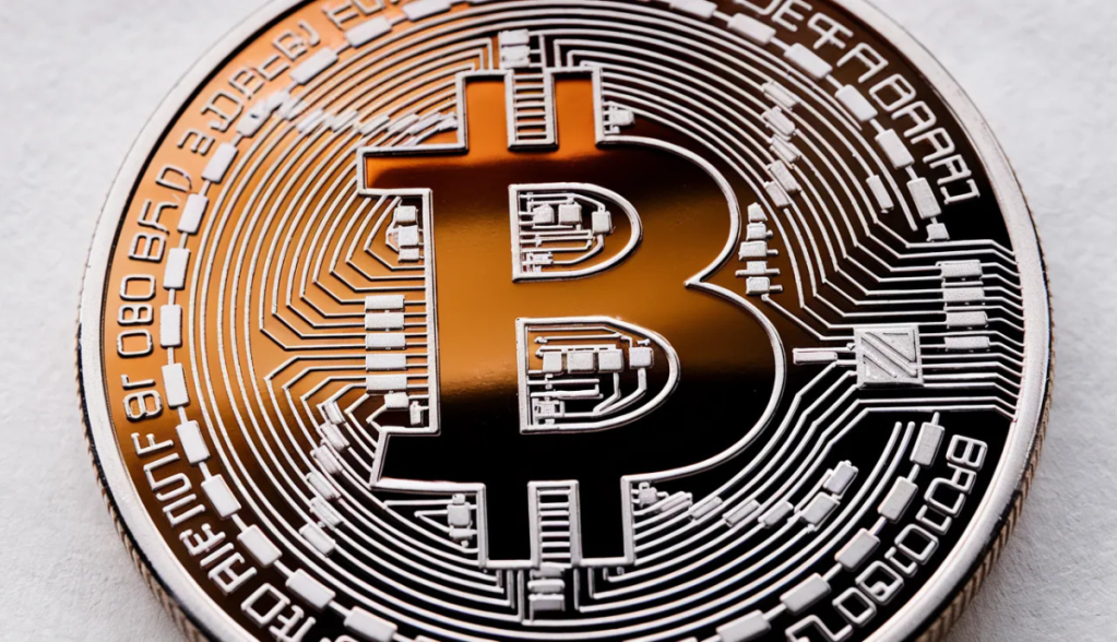 Imagem da matéria: Manhã Cripto: Bitcoin tem leve recuperação e sobe para US$ 94 mil