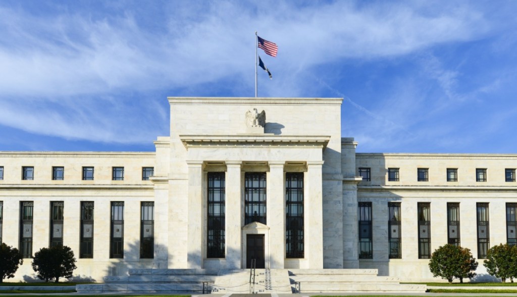 Imagem da matéria: Como o corte de juros do Fed pode impactar as criptomoedas nesta semana