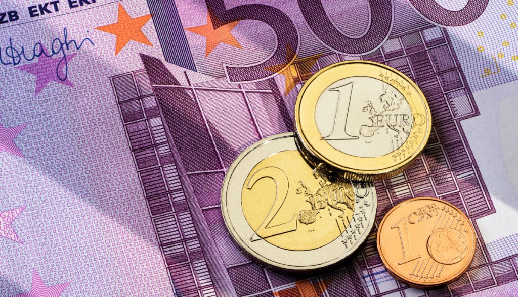 moedas de euro em cima de nota de euro