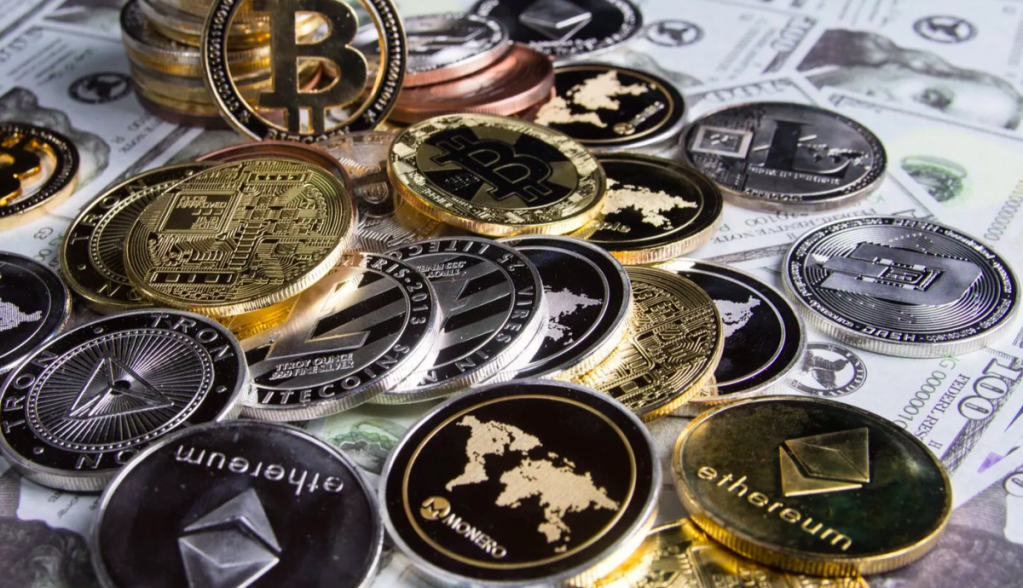 moedas sob notas de dólar