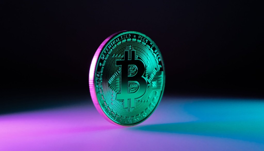 Imagem da matéria: Manhã Cripto: Bitcoin se recupera de queda no final de semana e volta para US$ 109 mil