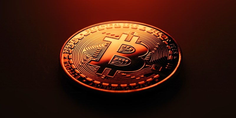 Manhã Cripto: Bitcoin chega a US$ 98 mil, mas perde fôlego e volta a cair