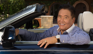 robert kiyosaki, o pai rico posa par foto dentro de carro