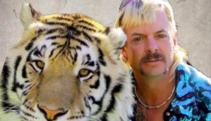 Joe Exotic e tigre posam para foto