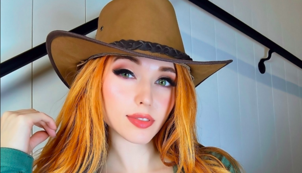 streamer Amouranth psoa para foto no X