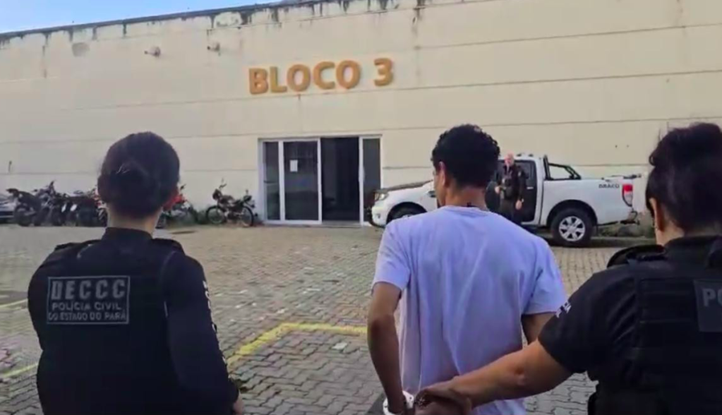 Policiais conduzem suspeito de golpe do amor