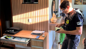 Policial vasculha casa de acusado de peculato com criptomoedas