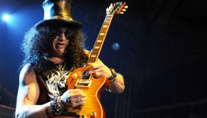 Slash, guitarrista do Guns N' Roses, solando