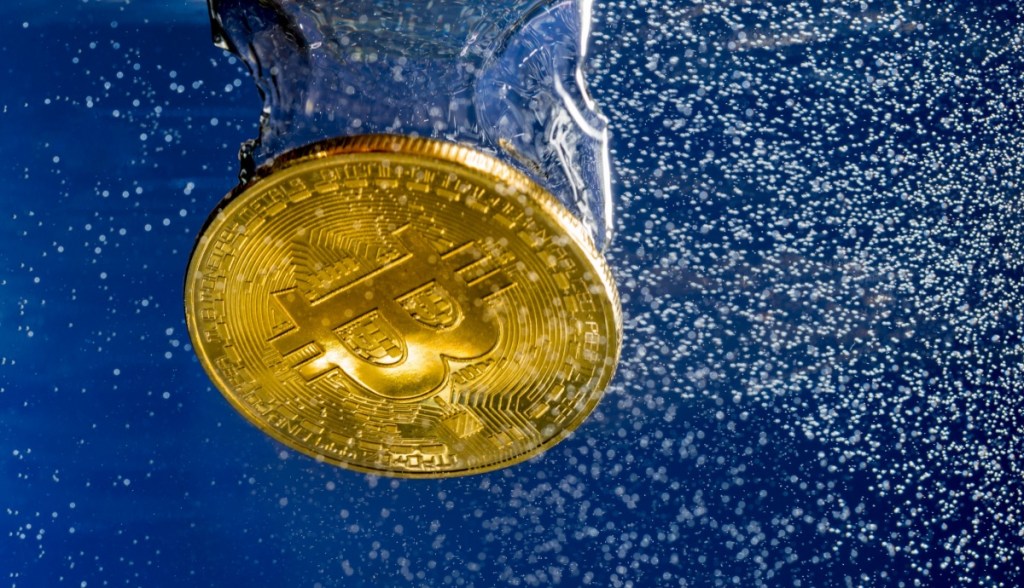bitcoin borbulhando ao afundar na água