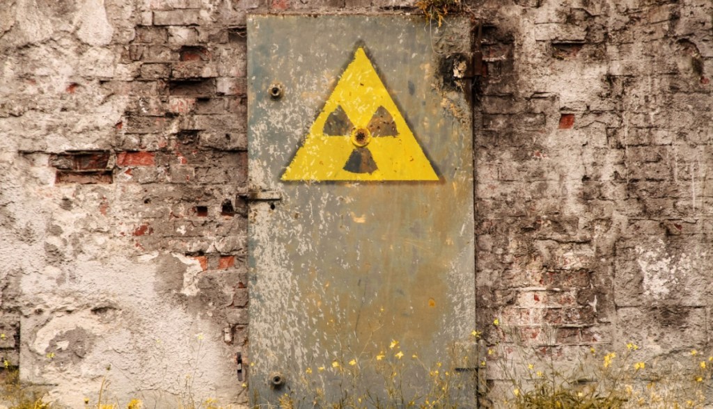 fachada desgastada de um bunker nuclear antigo