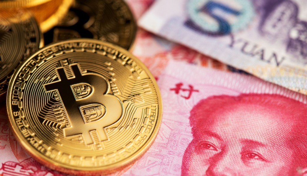 moeda de bitcoin sobre notas de yuan