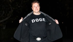 elon musk com camiseta escrito DOGE