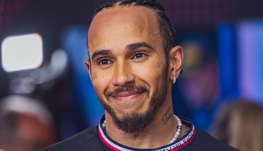 Imagem da matéria: Corretora promovida por Lewis Hamilton é proibida de operar no Brasil