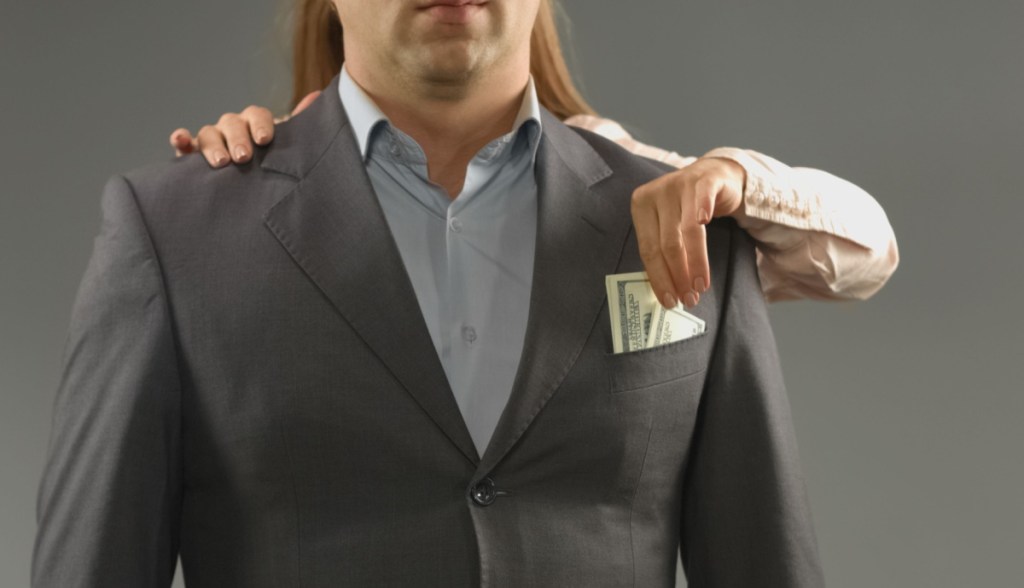 Imagem da matéria: Mulher é presa por roubar R$ 2 milhões em criptomoedas do namorado enquanto ele dormia