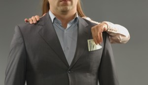 Imagem da matéria: Mulher é presa por roubar R$ 2 milhões em criptomoedas do namorado enquanto ele dormia