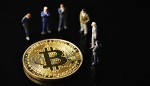 pessoas rodeiam bitcoin gigante