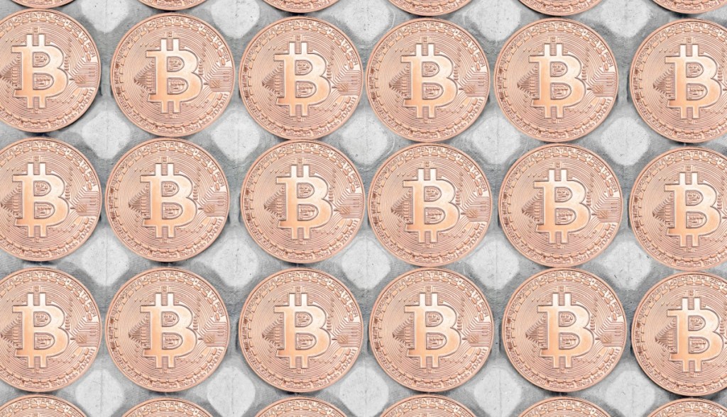moedas de bitcoin alinhadas em linhas e colunas