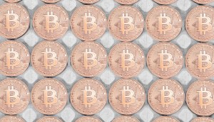 moedas de bitcoin alinhadas em linhas e colunas
