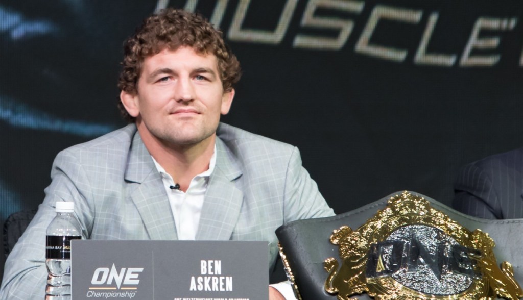 Ben Askren posa para foto quando campeão do One