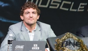 Ben Askren posa para foto quando campeão do One