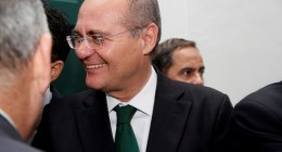 Renan Calheiros é fotografado entre pessoas