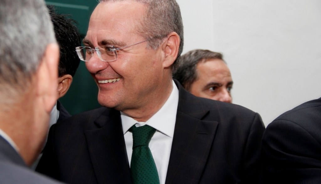Renan Calheiros é fotografado entre pessoas