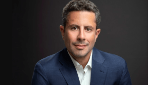Autor do livro The Bitcoin Standard (O Padrão Bitcoin),Saifedean Ammous posa para foto
