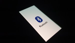 celular mostra logomarca Bluetooth