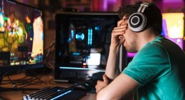 gamer triste de frente ao PC