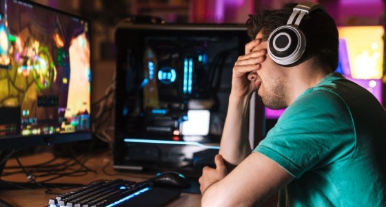 gamer triste de frente ao PC