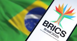 logo do BRICS à frente da Bandeira do Brasil