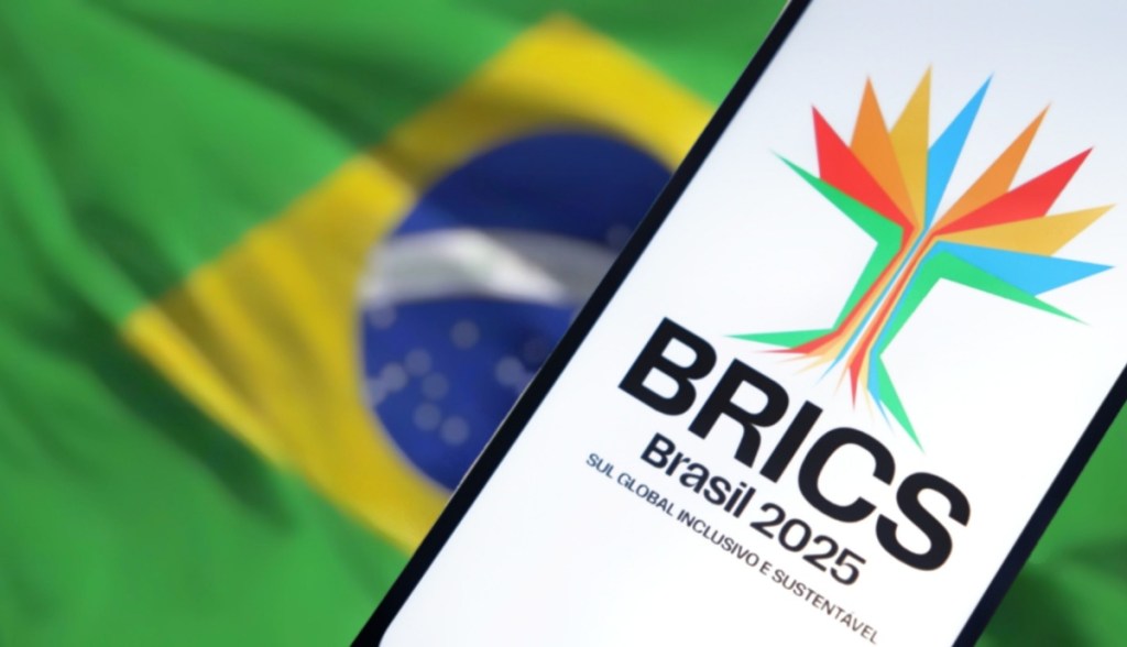 logo do BRICS à frente da Bandeira do Brasil