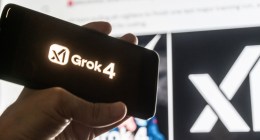mão segurando celular com logo do Grok 4 IA