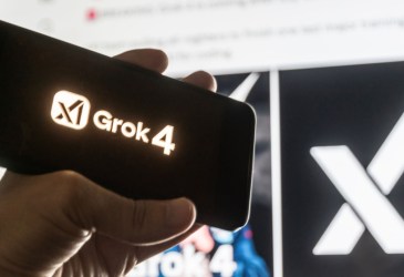 mão segurando celular com logo do Grok 4 IA