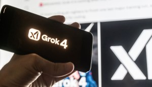 mão segurando celular com logo do Grok 4 IA