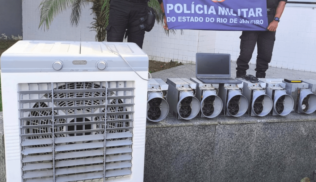 PMs do RJ mostram equipqmentos de mineração calandestina de criptomoedas