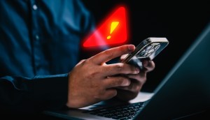 Homem consulta celular que emite red flag