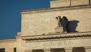 Imagem da matéria: Bitcoin cai para US$ 115 mil após corte de juros nos EUA
