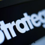 Strategy reduz ritmo e compra R$ 1,4 bilhão em Bitcoin