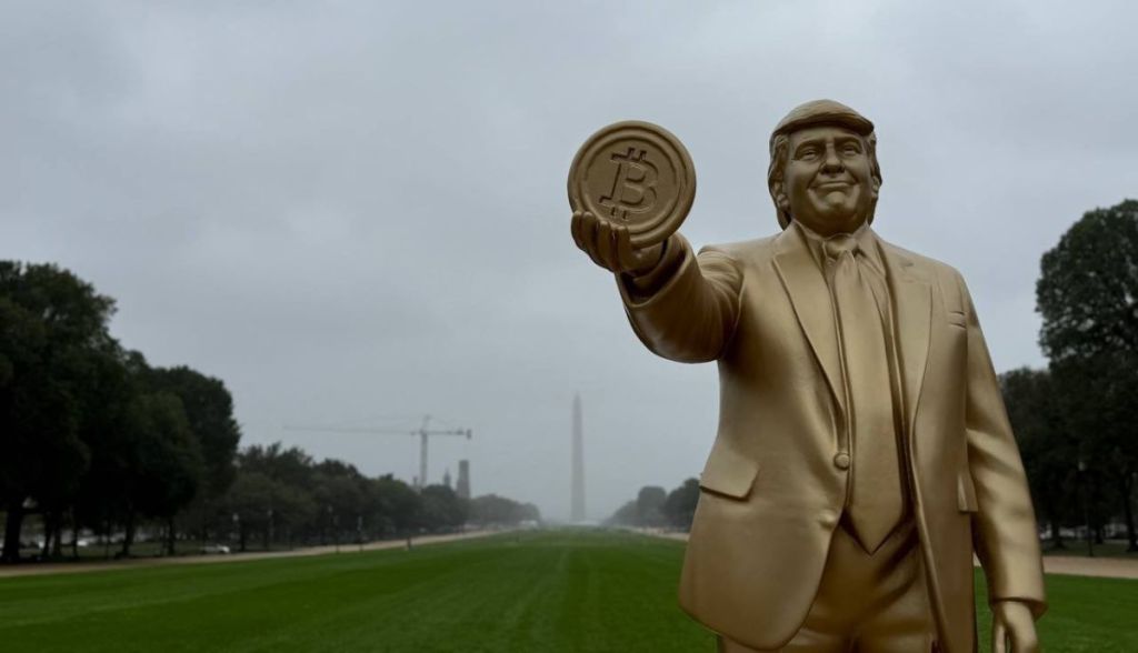Imagem da matéria: Trump ganha estátua segurando Bitcoin na capital dos EUA