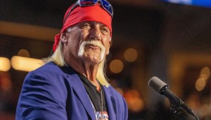 Hulk Hogan fala ao microfone