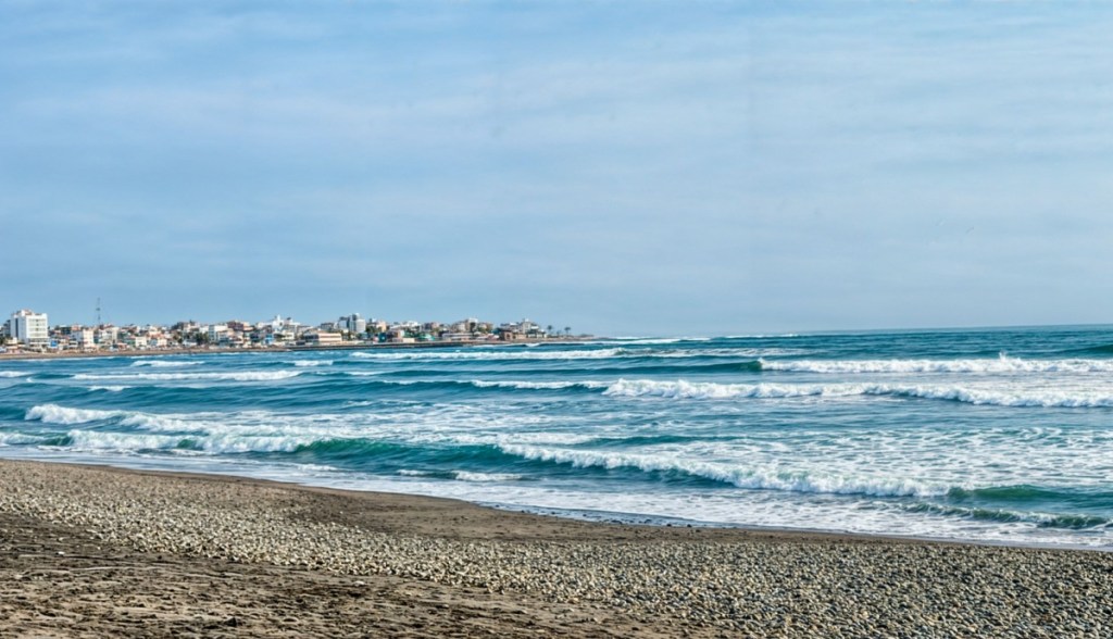 Cidade de Huanchaco vista de longe -Peru Bitcoin
