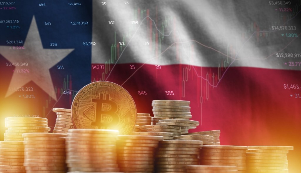 Moedas de Bitcoin à frente de bandeira do estado do Texas, EUA