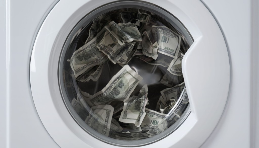 Lavadora cheia de dólares remete à crime de lavagem de dinheiro com criptomoedas