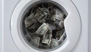 Lavadora cheia de dólares remete à crime de lavagem de dinheiro com criptomoedas