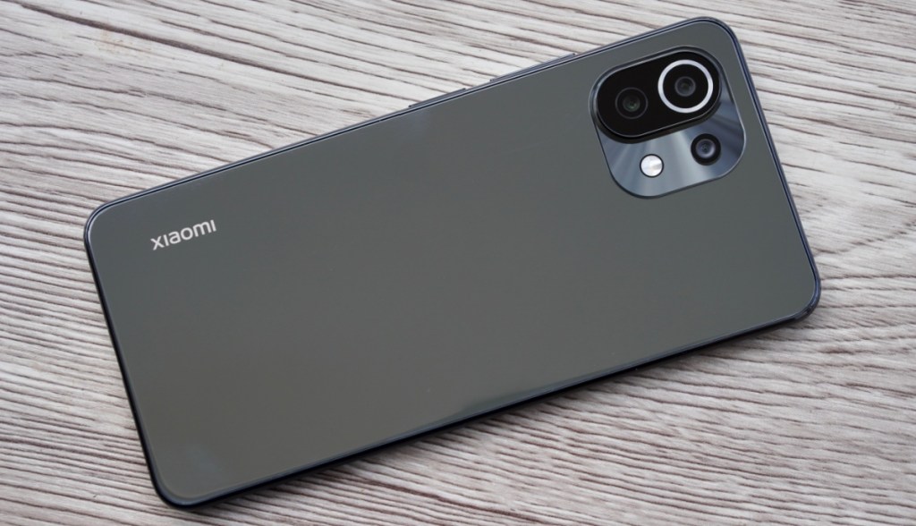 parte de trás de smartphone xiaomi cinza