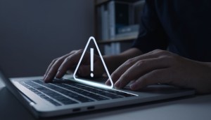 uma pessoa usando um laptop zachxbt